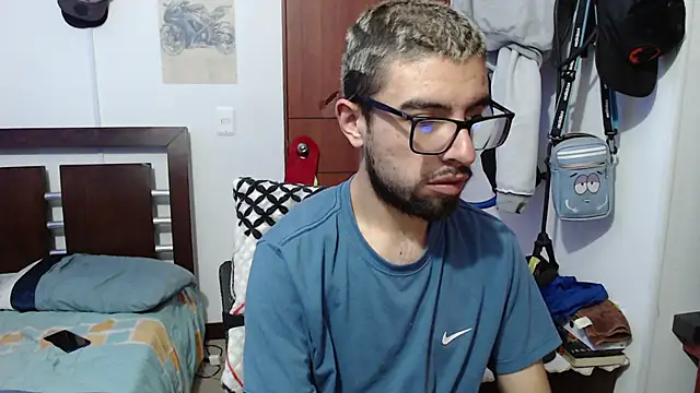 Snapshot of fvckolombianguyy chatting on 12/15/25, 04:55 fvckolombianguyy online show from 12/15/25, 04:55