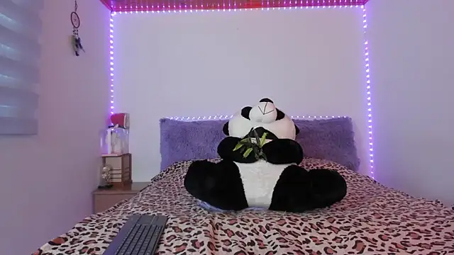 Snapshot of Arenne_rouse chatting on 12/20/25, 10:39 Arenne rouse online show from 12/20/25, 10:39