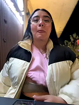 Snapshot of vaneelee chatting on 11/12/25, 04:02 vaneelee online show from 11/12/25, 04:02