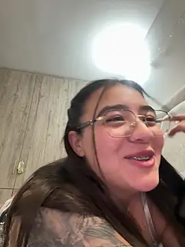 Snapshot of vaneelee chatting on 11/25/25, 03:28 vaneelee online show from 11/25/25, 03:28