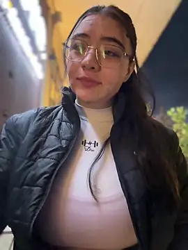 Snapshot of vaneelee chatting on 04/20/26, 11:28 vaneelee online show from 04/20/26, 11:28