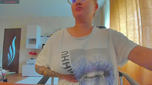 hot evil queen online show from 10/14/25, 10:49