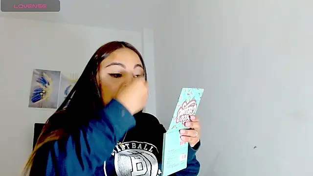 Snapshot of Kylie_loveee chatting on 10/29/25, 12:29 Kylie loveee online show from 10/29/25, 12:29