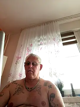 Snapshot of smaili1513 chatting on 09/17/25, 12:18 smaili1513 online show from 09/17/25, 12:18