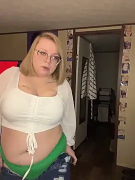 Snapshot of Blondiee_x chatting on 02/16/25, 02:31 Blondiee x online show from 02/16/25, 02:31