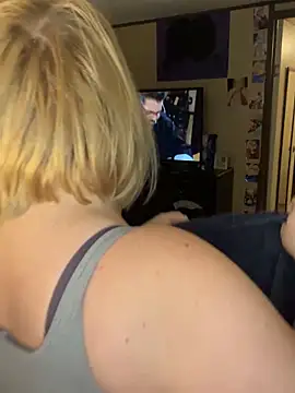 Snapshot of Blondiee_x chatting on 02/27/25, 01:38 Blondiee x online show from 02/27/25, 01:38