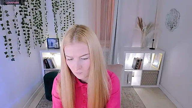 Laly Peach online show from 11/22/25, 12:04