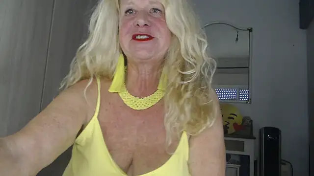 Snapshot of THESensualhorny chatting on 02/18/25, 12:39 THESensualhorny online show from 02/18/25, 12:39