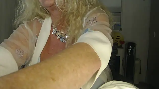 Snapshot of THESensualhorny chatting on 03/04/25, 12:44 THESensualhorny online show from 03/04/25, 12:44