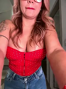 Snapshot of DIANITA_1988 chatting on 01/08/26, 04:31 DIANITA 1988 online show from 01/08/26, 04:31