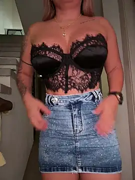 Snapshot of DIANITA_1988 chatting on 01/19/26, 04:11 DIANITA 1988 online show from 01/19/26, 04:11