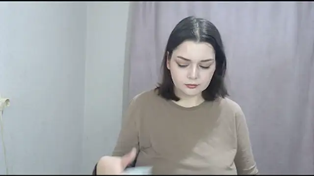 Snapshot of ohhhMie chatting on 12/14/25, 12:43 ohhhMie online show from 12/14/25, 12:43