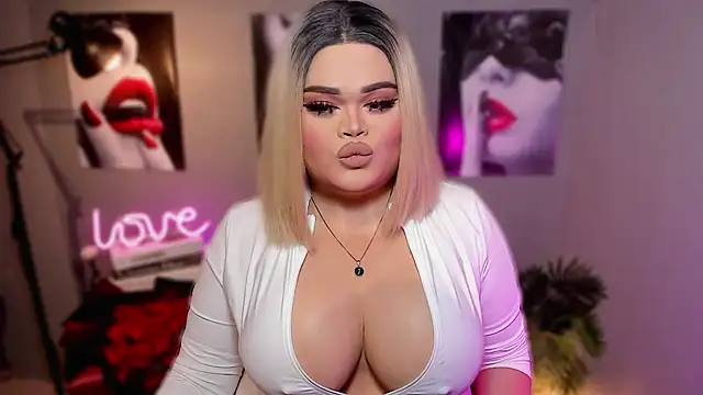 Snapshot of KarolinaThompson chatting on 10/22/25, 05:56 KarolinaThompson online show from 10/22/25, 05:56