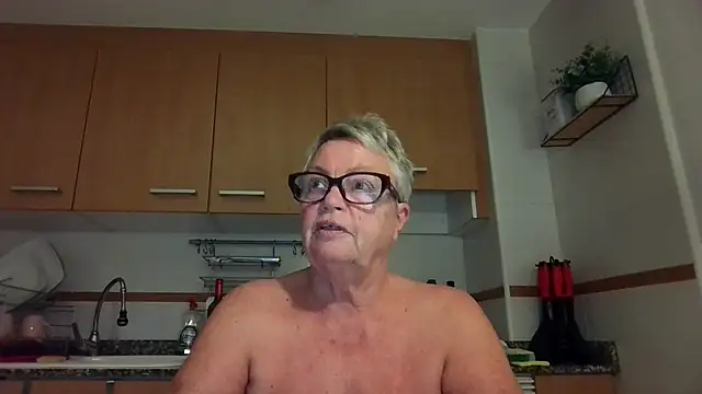 GrannyChrissy68 online show from 09/28/25, 06:35