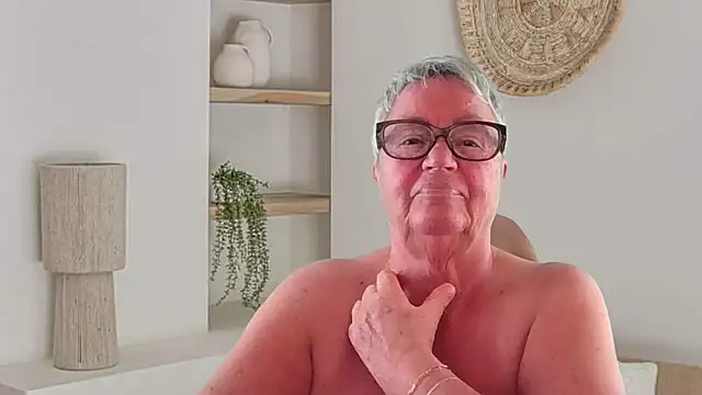 GrannyChrissy68 online show from 04/29/26, 09:32