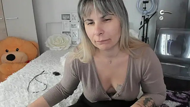 Snapshot of sweetemy4u chatting on 11/18/25, 10:09 sweetemy4u online show from 11/18/25, 10:09