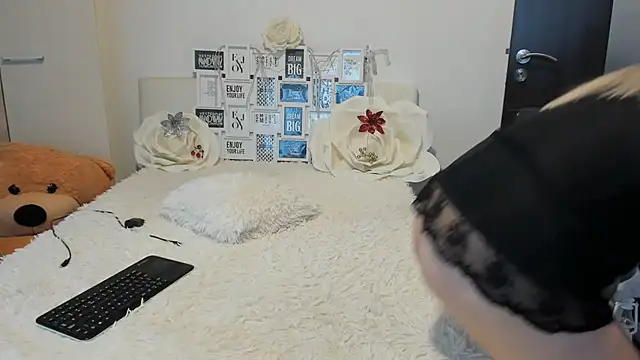 Snapshot of sweetemy4u chatting on 12/14/25, 01:38 sweetemy4u online show from 12/14/25, 01:38