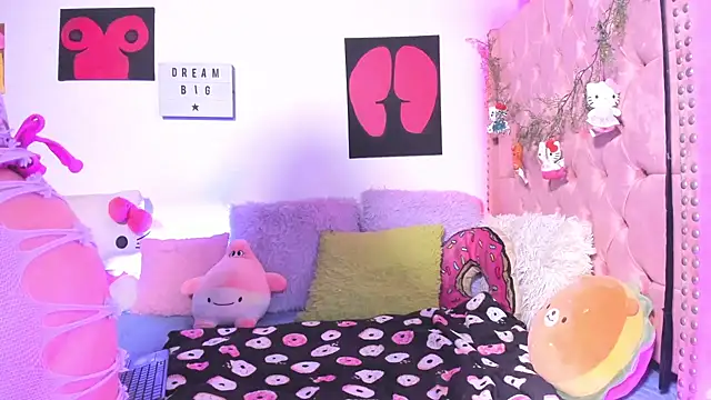 Snapshot of LillyCandy chatting on 04/17/26, 01:03 LillyCandy online show from 04/17/26, 01:03
