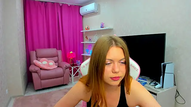 Strawberrye online show from 11/25/25, 03:28