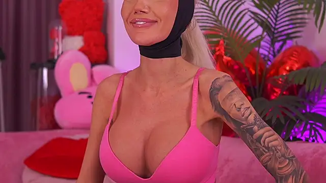 Snapshot of fallingangel chatting on 04/01/26, 06:38 fallingangel online show from 04/01/26, 06:38