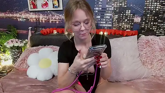 little-leni online show from 02/16/25, 02:43