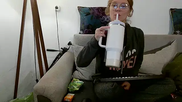 little-leni online show from 10/01/25, 08:15