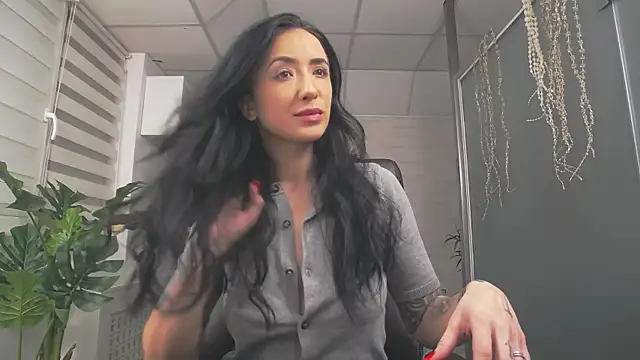 Snapshot of GlamKate chatting on 12/15/25, 04:28 GlamKate online show from 12/15/25, 04:28