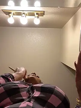 Snapshot of MzParker chatting on 12/17/24, 04:21 MzParker online show from 12/17/24, 04:21