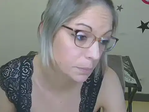 Snapshot of alixfeeling chatting on 12/20/24, 03:42 alixfeeling online show from 12/20/24, 03:42