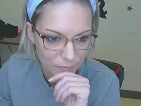 Snapshot of alixfeeling chatting on 12/31/24, 02:36 alixfeeling online show from 12/31/24, 02:36