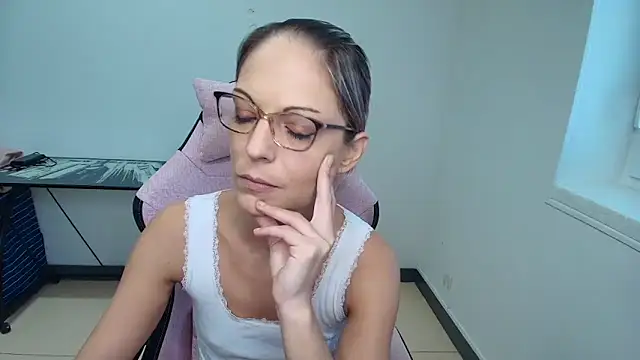 Snapshot of alixfeeling chatting on 10/07/25, 02:36 alixfeeling online show from 10/07/25, 02:36