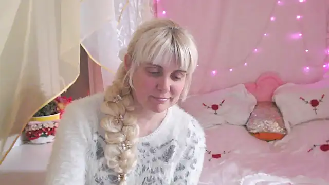 Snapshot of SunnySylvia chatting on 03/22/26, 04:43 SunnySylvia online show from 03/22/26, 04:43