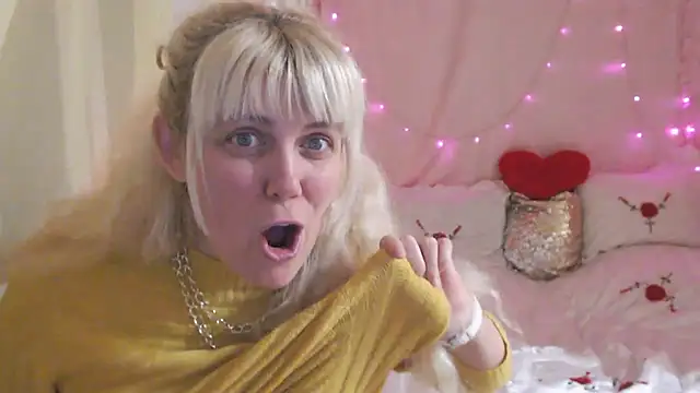 Snapshot of SunnySylvia chatting on 03/25/26, 04:35 SunnySylvia online show from 03/25/26, 04:35
