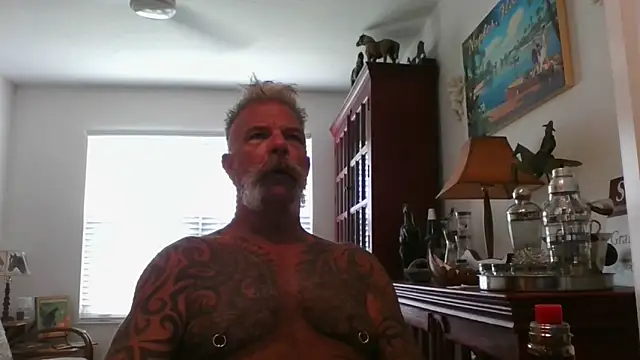 Snapshot of njdbear chatting on 09/30/25, 04:01 njdbear online show from 09/30/25, 04:01