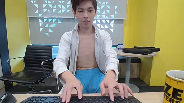 Snapshot of andrewooi chatting on 07/25/26, 04:43 andrewooi online show from 07/25/26, 04:43