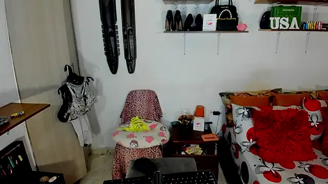 Snapshot of sashasweethot chatting on 01/10/25, 10:17 sashasweethot online show from 01/10/25, 10:17