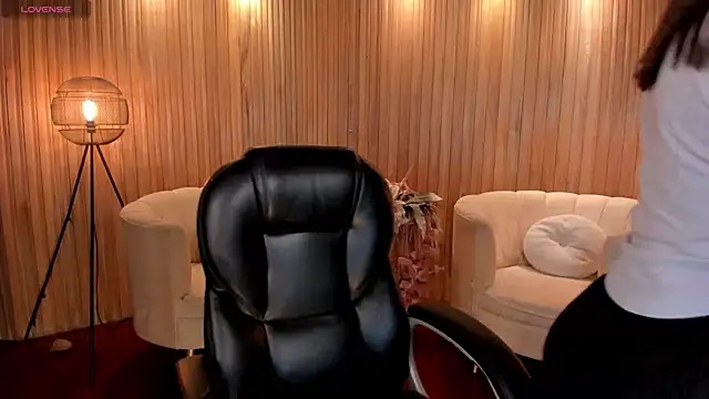 Snapshot of MorganHicks chatting on 10/17/25, 08:44 MorganHicks online show from 10/17/25, 08:44