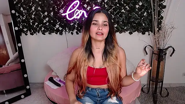 Snapshot of DestinyHills chatting on 02/07/25, 06:13 DestinyHills online show from 02/07/25, 06:13