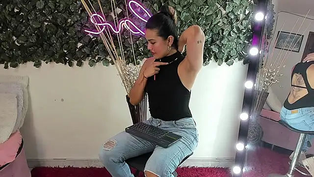 Snapshot of DestinyHills chatting on 09/25/25, 12:20 DestinyHills online show from 09/25/25, 12:20