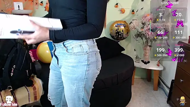 Snapshot of DestinyHills chatting on 10/15/25, 11:54 DestinyHills online show from 10/15/25, 11:54