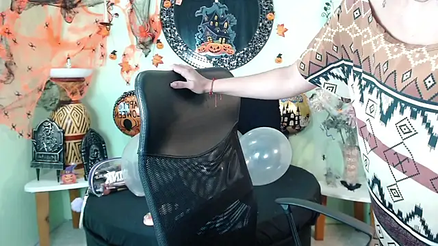 Snapshot of DestinyHills chatting on 10/21/25, 12:17 DestinyHills online show from 10/21/25, 12:17