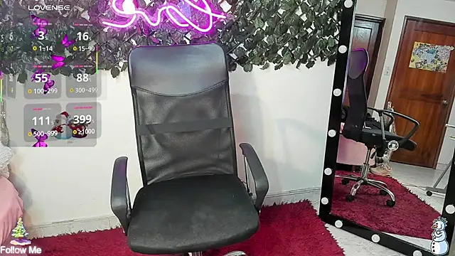 Snapshot of DestinyHills chatting on 12/01/25, 12:10 DestinyHills online show from 12/01/25, 12:10