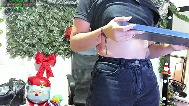 Snapshot of DestinyHills chatting on 12/05/25, 12:03 DestinyHills online show from 12/05/25, 12:03