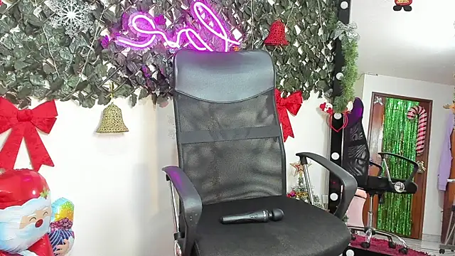 Snapshot of DestinyHills chatting on 12/18/25, 03:18 DestinyHills online show from 12/18/25, 03:18