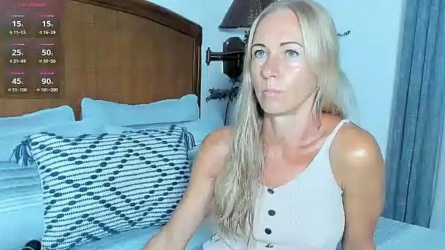 Snapshot of Christine_35 chatting on 05/18/26, 11:38 Christine 35 online show from 05/18/26, 11:38