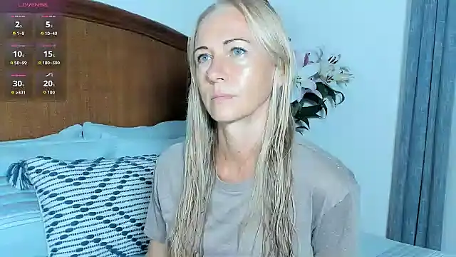 Snapshot of Christine_35 chatting on 06/10/26, 10:47 Christine 35 online show from 06/10/26, 10:47