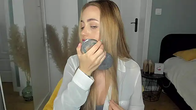 Snapshot of sexyCoralie chatting on 04/29/26, 05:30 sexyCoralie online show from 04/29/26, 05:30