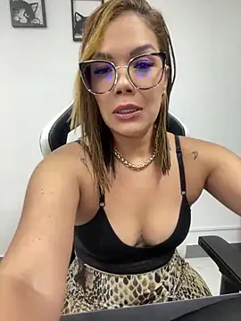 Snapshot of KellyBrooklyn_ chatting on 01/03/25, 04:06 KellyBrooklyn online show from 01/03/25, 04:06