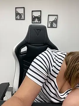 Snapshot of KellyBrooklyn_ chatting on 03/20/25, 01:15 KellyBrooklyn online show from 03/20/25, 01:15