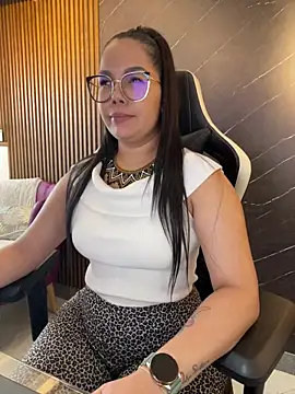 Snapshot of KellyBrooklyn_ chatting on 04/13/26, 03:28 KellyBrooklyn online show from 04/13/26, 03:28